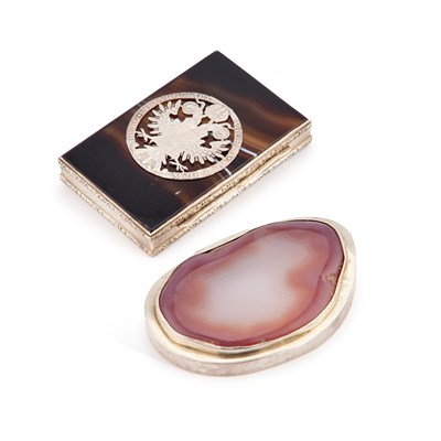 Lot 162 - AN EARLY 20TH CENTURY SILVER AND AGATE CASE MOUNTED WITH A PARTIAL AUSTRIAN SILVER THALER