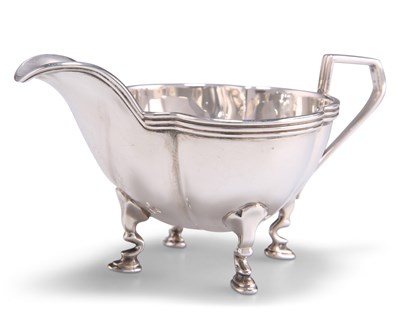 Lot 1154 - AN EDWARDIAN SILVER CREAM JUG