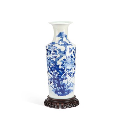 Lot 76 - A LARGE CHINESE BLUE AND WHITE VASE