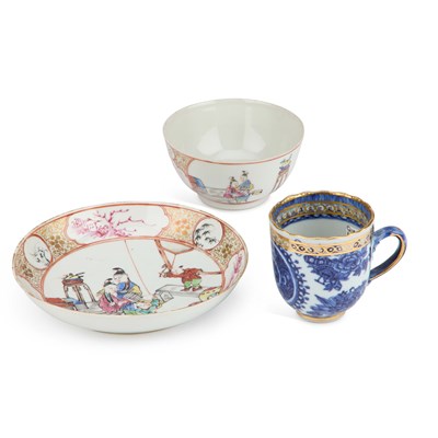 Lot 120 - A CHINESE FAMILLE ROSE TEA BOWL AND SAUCER AND A CHINESE BLUE AND WHITE COFFEE CUP