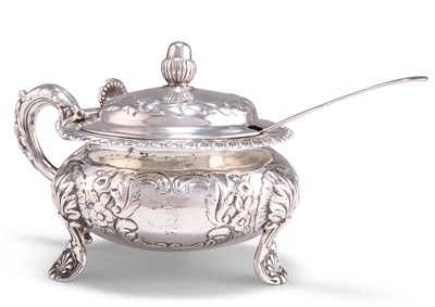 Lot 1097 - A WILLIAM IV SILVER MUSTARD POT