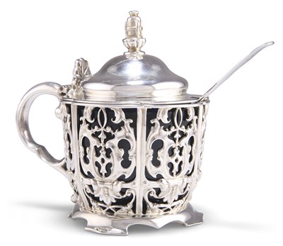 Lot 1129 - A VICTORIAN SILVER MUSTARD POT