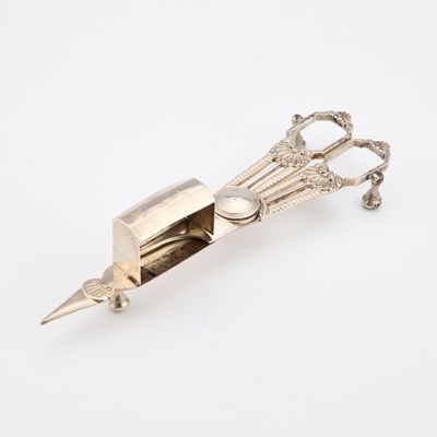 Lot 379 - A PAIR OF GEORGE III SILVER SCISSOR SNUFFERS