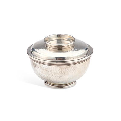 Lot 324 - A GEORGE V BRITANNIA SILVER SUGAR BOWL AND COVER