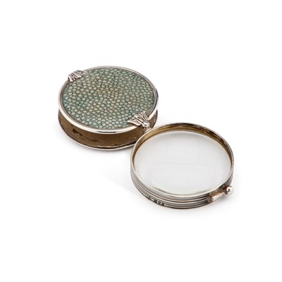 Lot 257 - AN EDWARDIAN SILVER AND SHAGREEN MAGNIFYING GLASS