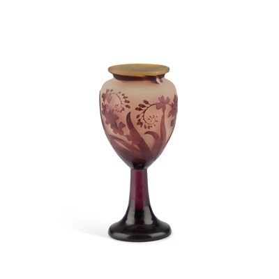 Lot 26 - ÉMILE GALLÉ (FRENCH, 1846-1904), A CAMEO GLASS GOBLET