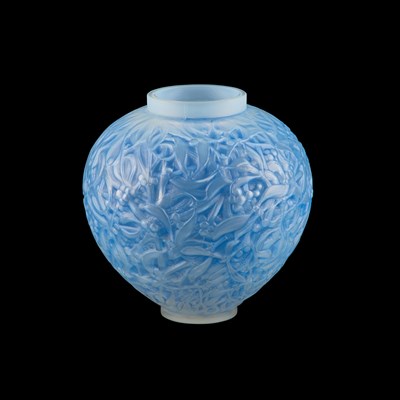 Lot 23 - RENÉ LALIQUE (FRENCH, 1860-1945), 'GUI', A VASE, DESIGNED 1920