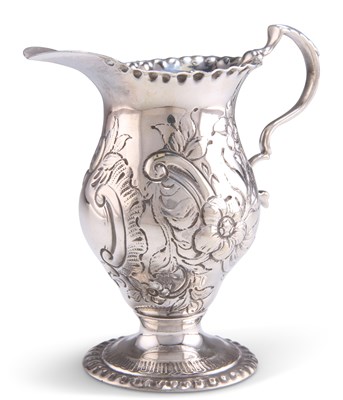 Lot 1268 - AN EDWARDIAN SILVER CREAM JUG