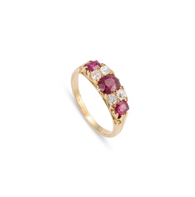 Lot 556 - A VICTORIAN RUBY AND DIAMOND RING