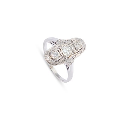 Lot 533 - A DIAMOND RING