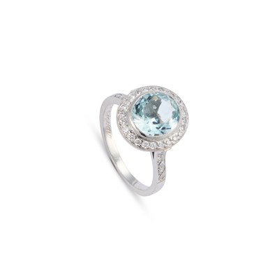 Lot 526 - AN AQUAMARINE AND DIAMOND RING