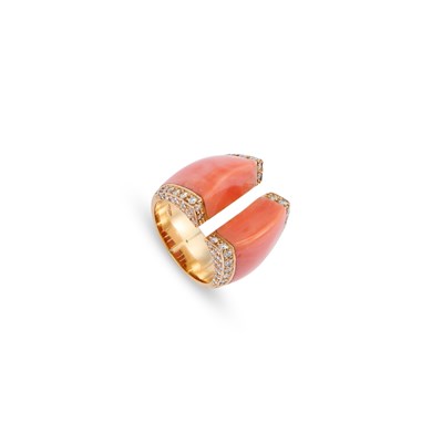 Lot 522 - AN ITALIAN 18 CARAT GOLD CORAL AND DIAMOND RING