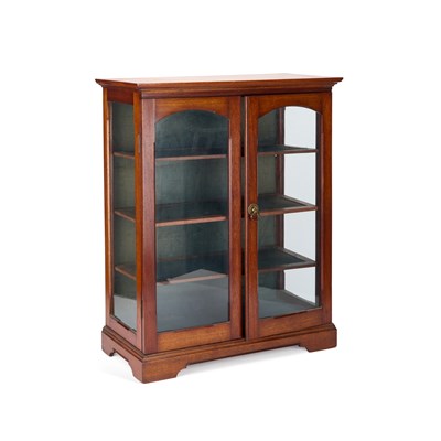 Lot 427 - AN EDWARDIAN MAHOGANY TWO-DOOR DISPLAY CABINET