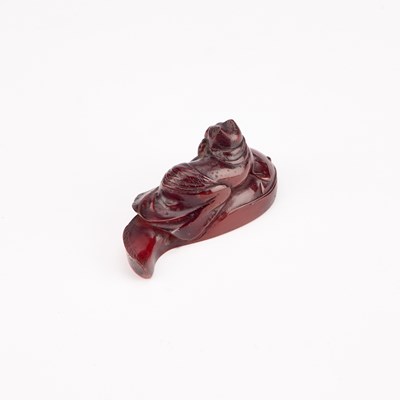 Lot 85 - A JAPANESE CARVED AMBER NETSUKE