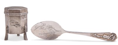 Lot 1043 - A CHINESE EXPORT SILVER SPOON, AND SMALL BOX AND COVER