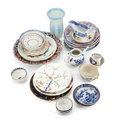 Lot 159 - A COLLECTION OF CERAMICS AND GLASS