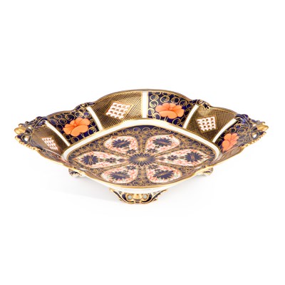 Lot 49 - A ROYAL CROWN DERBY IMARI DISH