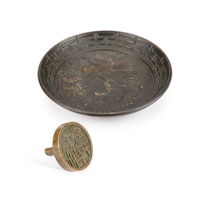 Lot 995 - A CHINESE BRONZE SEAL AND A BRONZE DISH