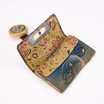 Lot 170 - A JAPANESE TABAKO-IRE (TOBACCO POUCH) WITH KAGAMIBUTA NETSUKE