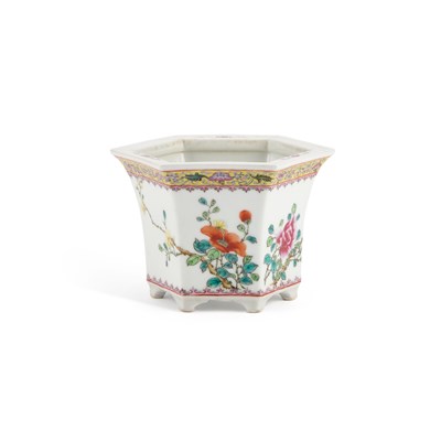 Lot 79 - A CHINESE FAMILLE ROSE JARDINIÈRE, REPUBLIC PERIOD