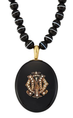 Lot 1628 - A VICTORIAN MOURNING PENDANT NECKLACE