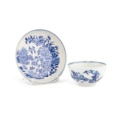 Lot 831 - A WORCESTER BLUE AND WHITE TEA BOWL AND SAUCER, CIRCA 1780