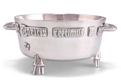 Lot 1476 - AN ARTS  AND CRAFTS SILVER BOWL MODELLED AS THE WINCHESTER BUSHEL