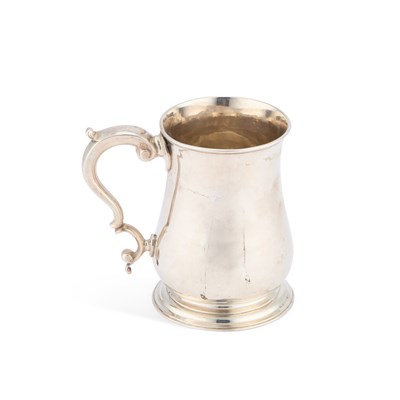 Lot 459 - AN EARLY GEORGE III SILVER MUG