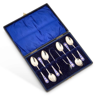 Lot 309 - A SET OF SIX EDWARDIAN SILVER AND ENAMEL TEASPOONS WITH SUGAR TONGS