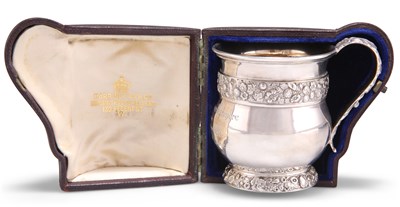 Lot 1424 - A GEORGE III SILVER MUG IN A FITTED CASE