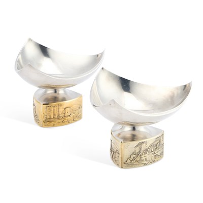 Lot 299 - A PAIR OF ELIZABETH II SILVER AND PARCEL-GILT 'SYDNEY OPERA HOUSE CUPS'