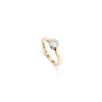 Lot 630 - AN 18 CARAT GOLD DIAMOND SOLITAIRE RING