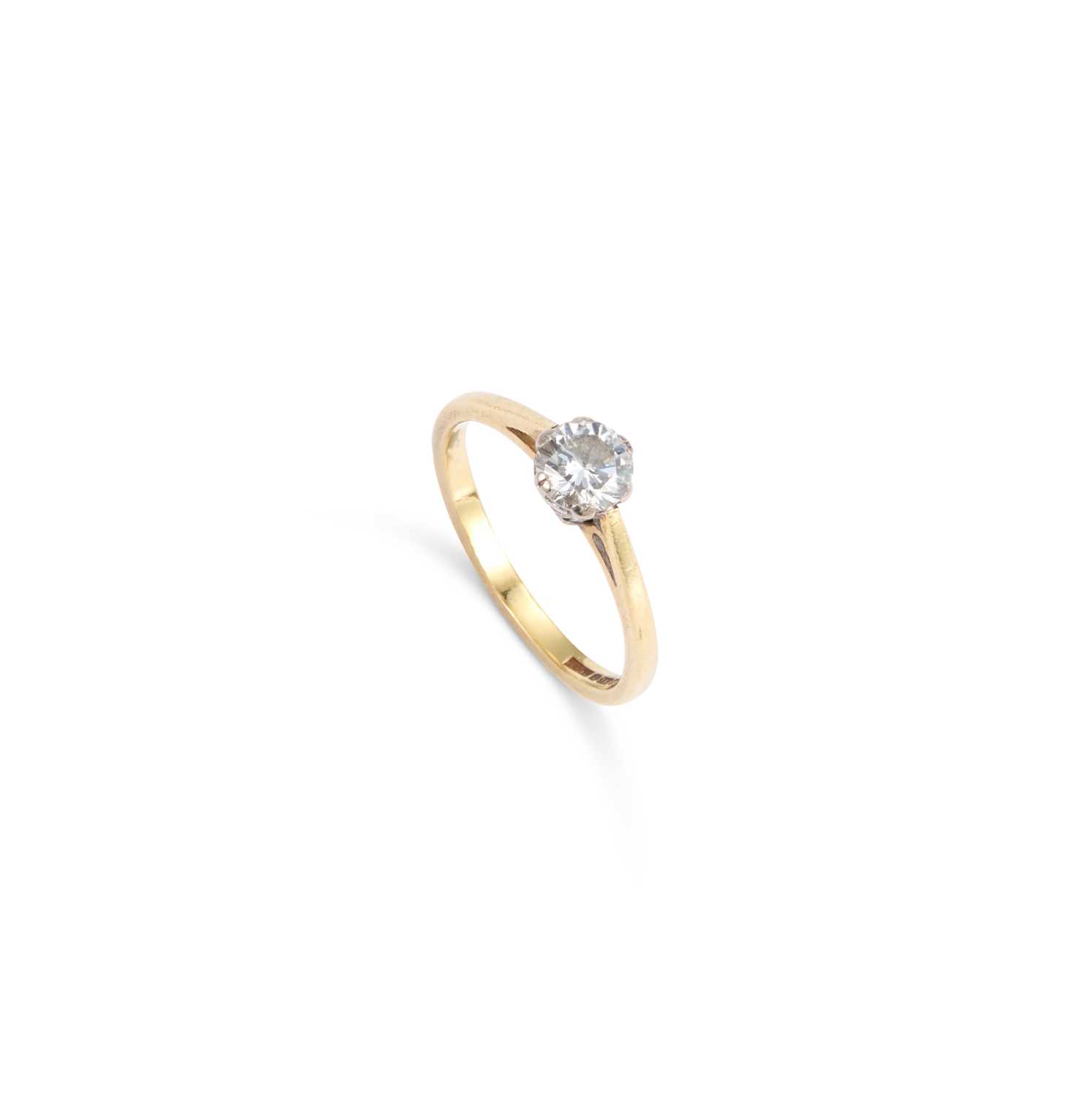 Lot 685 - AN 18 CARAT GOLD DIAMOND RING