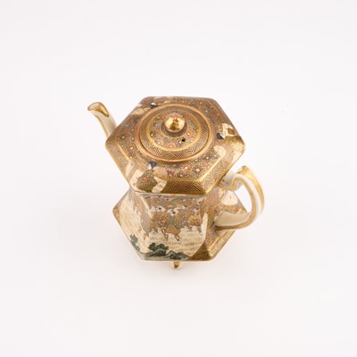 Lot 112 - A JAPANESE SATSUMA TEAPOT AND COVER