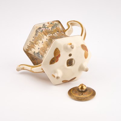Lot 112 - A JAPANESE SATSUMA TEAPOT AND COVER