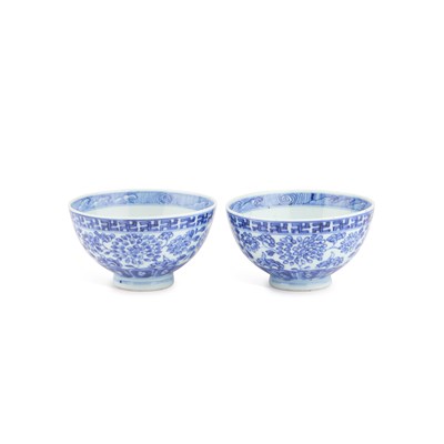 Lot 101 - A PAIR OF CHINESE BLUE AND WHITE PORCELAIN TEA BOWLS