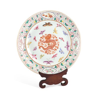 Lot 113 - A CHINESE FAMILLE ROSE PLATE