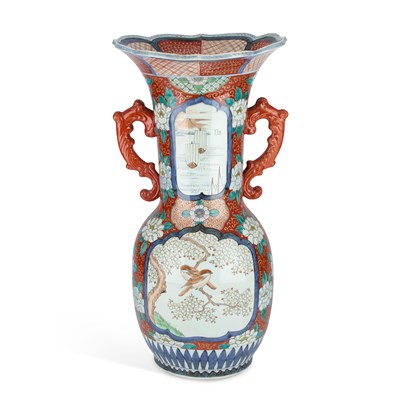 Lot 89 - A JAPANESE IMARI PORCELAIN ALCOVE VASE