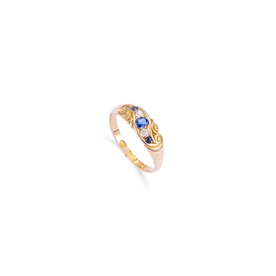 Lot 644 - A SAPPHIRE AND DIAMOND RING