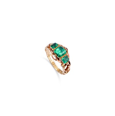 Lot 587 - A MID-VICTORIAN 18 CARAT GOLD AND EMERALD RING