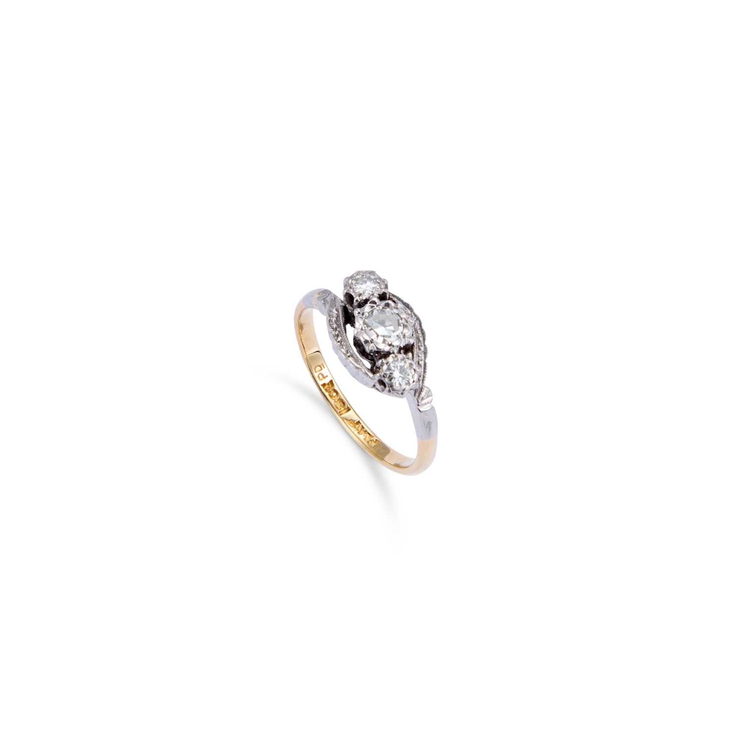 Lot 635 - A DIAMOND RING