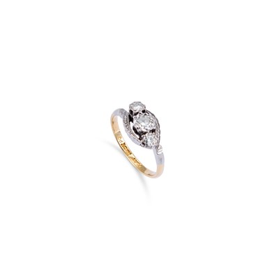 Lot 635 - A DIAMOND RING