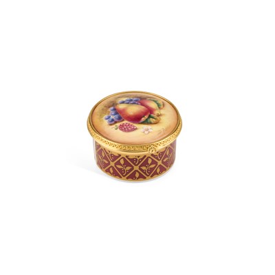 Lot 854 - A ROYAL WORCESTER TRINKET BOX