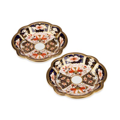 Lot 822 - A PAIR OF ROYAL CROWN DERBY IMARI DISHES