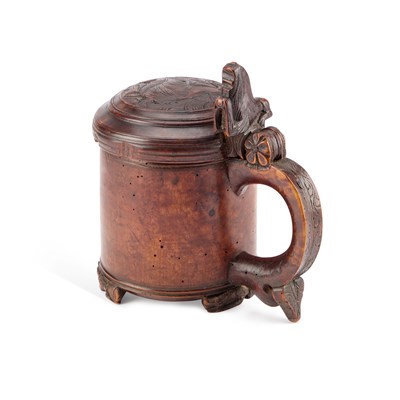 Lot 46 - AN 18TH CENTURY CEREMONIAL BURR BIRCH PEG-TANKARD, NORWEGIAN, CIRCA 1750-1800