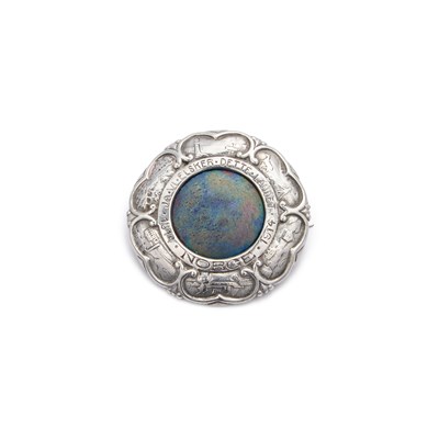 Lot 736 - A NORWEGIAN SILVER COMMEMORATIVE BROOCH, WITH RUSKIN POTTERY CENTRE