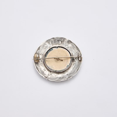 Lot 736 - A NORWEGIAN SILVER COMMEMORATIVE BROOCH, WITH RUSKIN POTTERY CENTRE