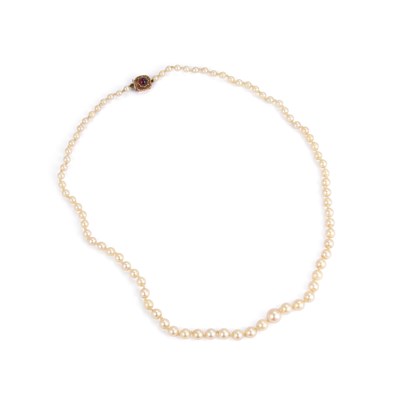 Lot 716 - A SINGLE STRAND GRADUATED CULTURED PEARL NECKLACE, WITH A 9CT GOLD CABOCHON GARNET CLASP