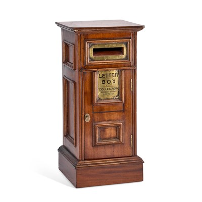 Lot 106 - A 20TH CENTURY MAHOGANY PRIVATE POSTBOX