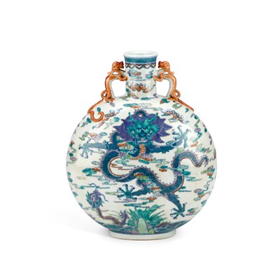 Lot 917 - A CHINESE DOUCAI 'DRAGON' MOON FLASK, BIANHU